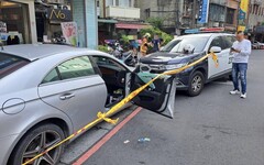 影/三重警匪追逐嫌犯開車衝撞 3員警、1民眾受傷