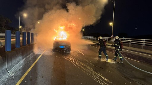 影/彰化台74甲火燒車!轎車遭火舌吞噬 燒到剩骨架