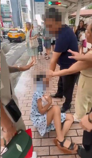 台北車站前驚見「持雨傘毆妻還拖行」！ 熱心民眾包圍制止