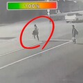 影/奪命瞬間曝！ 台中女下遊覽車「未走斑馬線」遭撞死