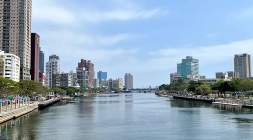 身亡多時! 高雄知名賣場前河中「有浮屍」