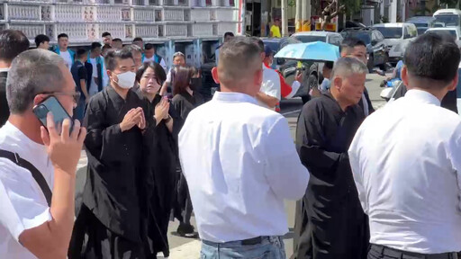 影/淚謝!顏清標在父親告別式上致詞「爸爸在天之靈會保佑大家」