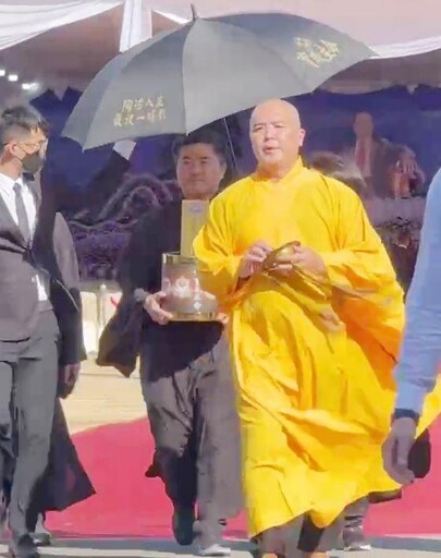 影/淚謝!顏清標在父親告別式上致詞「爸爸在天之靈會保佑大家」