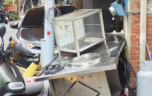影/嘉義市區驚魂一瞬！轎車暴衝撞進店家 駕駛一度意識不清