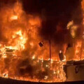 基隆八斗子漁港晚間驚爆火燒船 6人跳海逃生無人傷亡