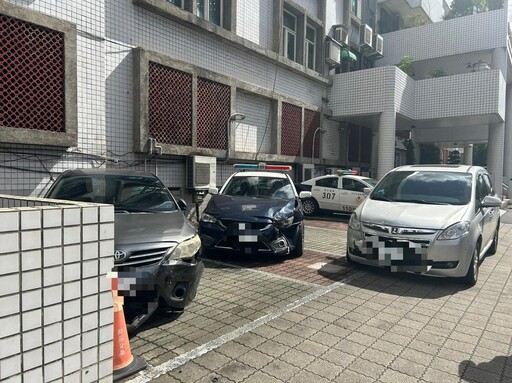 影/新莊分局門口前「被高速衝撞」!行人遭捲入車底