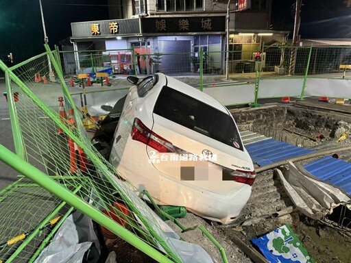 台南學甲轎車狂衝陷入工地 駕駛酒駕又吸毒