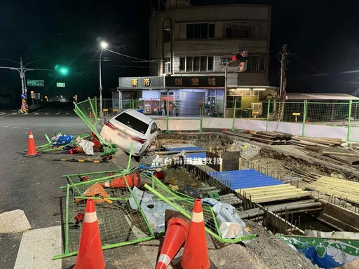 台南學甲轎車狂衝陷入工地 駕駛酒駕又吸毒