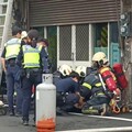 影/彰化驚見「持刀狂徒開瓦斯對峙」！直擊警封街圍捕
