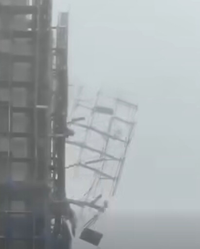 台東狂風暴雨肆虐！社宅鷹架崩垮驚悚畫面曝光