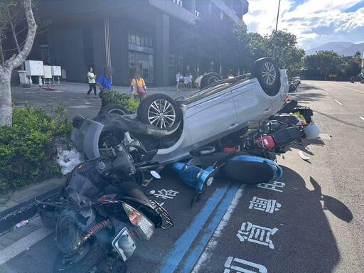 影/淡海新市鎮嚴重車禍！「11車撞一團」驚悚直擊