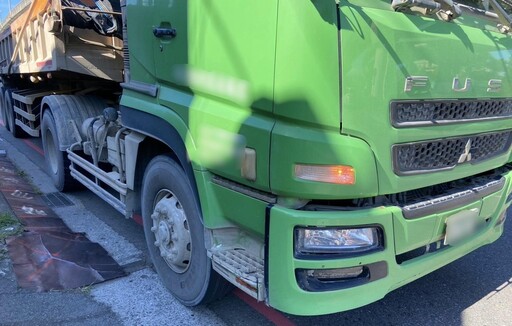 新北五股死亡車禍 機車騎士遭砂石車當場輾斃