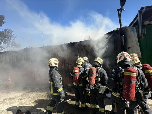 新北環堤大道貨櫃屋倉庫突燒起來 消防緊急射水滅火