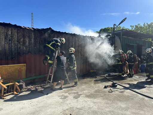 新北環堤大道貨櫃屋倉庫突燒起來 消防緊急射水滅火