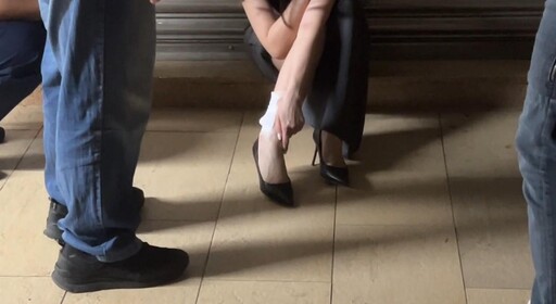 影/2男深夜持大鐵槌砸酒行 老闆娘頸部、右小腿受傷