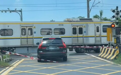 瑞典坦克和台鐵鬥速!卡平交道又撞桿 荷包大失血