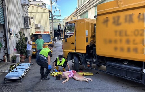 新北女行人遭垃圾車撞擊輾過 下肢骨折送醫搶救
