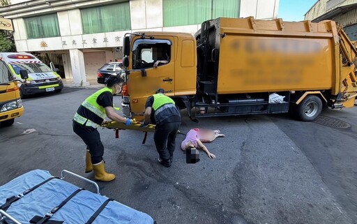 新北女行人遭垃圾車撞擊輾過 下肢骨折送醫搶救