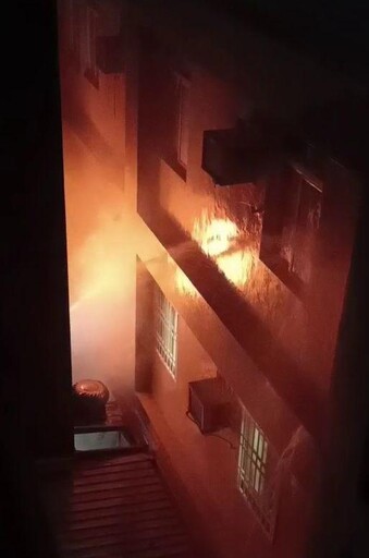 影/高雄六合夜市旁燒起來了!疑鋰電池燃燒 大火畫面曝