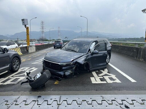新車上路沒滿月 他載兒郊遊遇車禍…整輛撞得稀巴爛