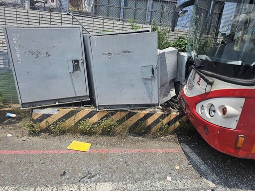 影/桃園3大車追撞釀596戶停電、6人送醫 直擊瞬間