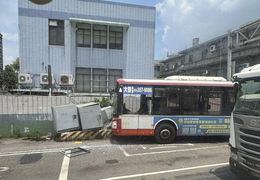 影/桃園3大車追撞釀596戶停電、6人送醫 直擊瞬間