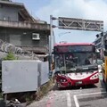 桃園公車遭砂石車追尾再撞電箱 釀大規模停電、傷亡不明