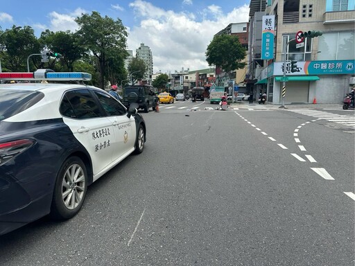 影/驚悚畫面曝！高雄超載曳引車擊落機車 76歲婦頭部重創