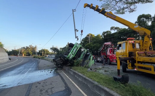台1線西湖段嚴重車禍! 聯結車側翻「貨櫃噴到對向車道」