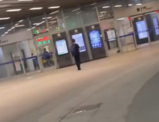 影/捷運高雄車站男持刀走進人群「面目兇狠、推著刀片」 驚悚畫面曝