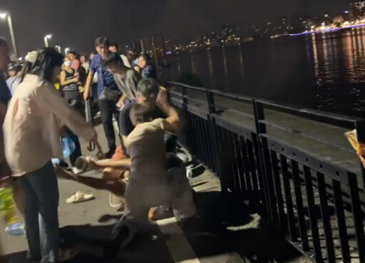 影/大稻埕煙火爆誇張一幕!「男女混合格鬥」扯髮肢體衝突