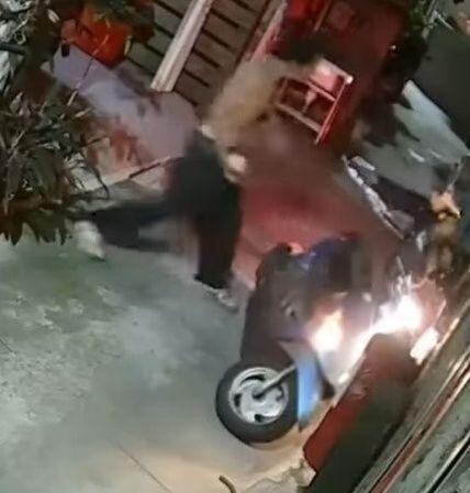 影/台中隨機攻擊!狂男「罐頭、藤椅」狠尻女路人