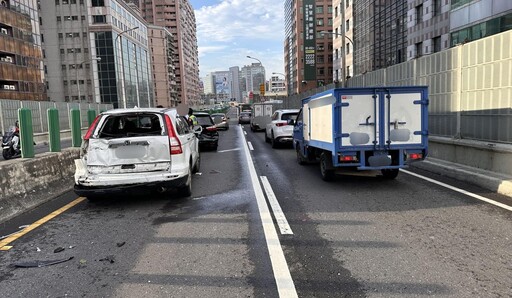 台64高架5車連環撞 重機騎士遭貨車追撞命危送醫