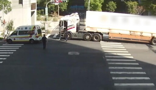 影/五股聯結車停路中狂鳴喇叭 駕駛昏倒警救援