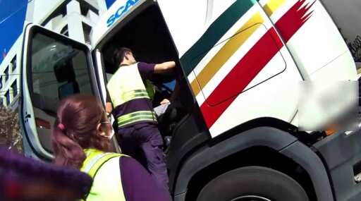 影/五股聯結車停路中狂鳴喇叭 駕駛昏倒警救援