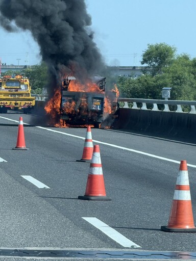影/台南「死亡車禍熱點」旁又出事！「整車燒毀傷亡不明」