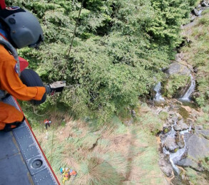 影/黑鷹出動!南投安東軍山傳山難 空勤將傷者吊掛送醫