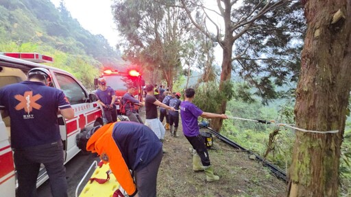 台21線新中橫公路轎車墜落山谷!一家四口獲救送醫