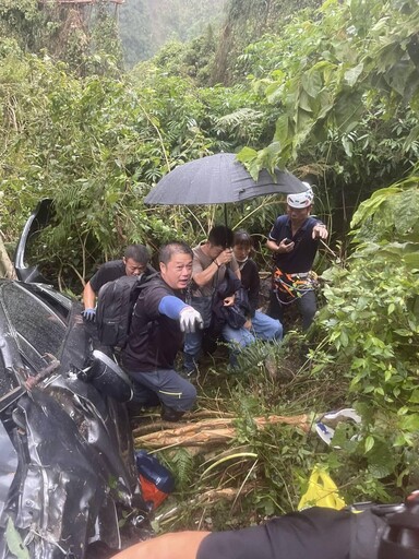 台21線新中橫公路轎車墜落山谷!一家四口獲救送醫