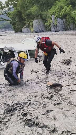 悲慘影片曝光!南投仁愛鄉吉普車駕駛「人車陷泥流亡」