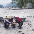 悲慘影片曝光！南投仁愛鄉吉普車駕駛「人車陷泥流亡」