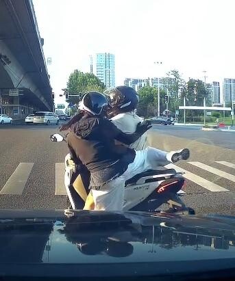 影/甲緊弄破碗!男騎士「急煞亂蹭」 後座正妹大怒跳車走人