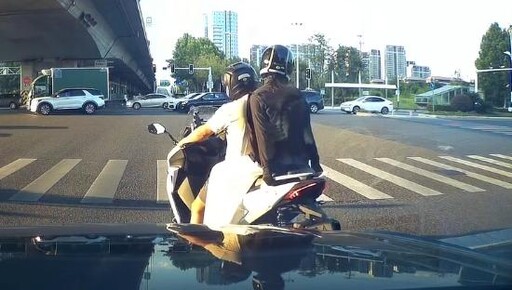影/甲緊弄破碗!男騎士「急煞亂蹭」 後座正妹大怒跳車走人