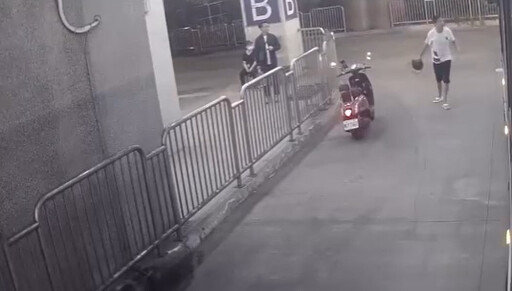 影/火爆畫面曝!台中騎士超車不順 狂毆公車司機害骨折