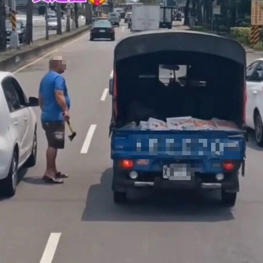 影/台中超硬行車糾紛!光頭男當街掏斧頭叫囂 畫面全都錄