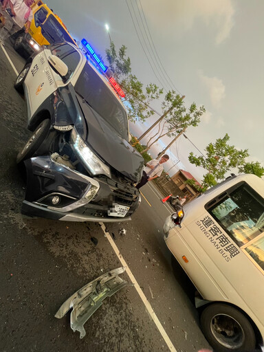 台南爆警車與公車碰撞車禍!車頭嚴重變形