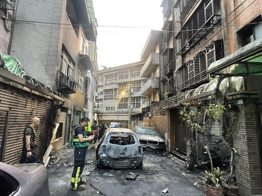 影/新北重大火警！車、房都狂燃「8人緊急送醫」