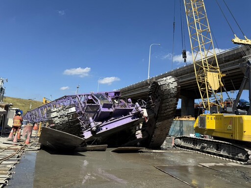 影/環狀線北環段巨型吊車翻覆1傷 壓毀2車1水塔碎裂變形