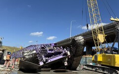 影/環狀線北環段巨型吊車翻覆1傷 壓毀2車1水塔碎裂變形