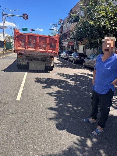 影/桃園超硬場面!砂石車「邊開邊拉」砂礫30米 阻斷交通